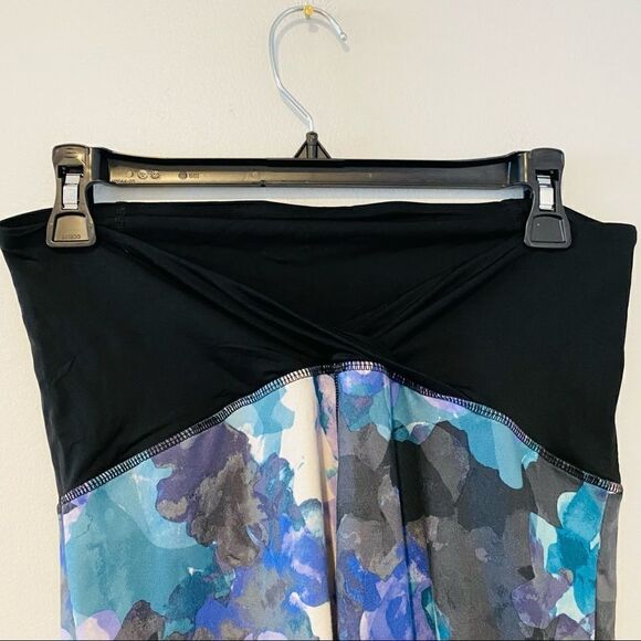 Ingrid & Isabel Maternity Floral Print Active Leggings with Crossover Panel - Picture 5 of 6